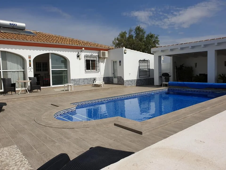 Villa Almeria 2 - Villa familiale avec piscine à louer à Zurgena, Almeria, Espagne. Propriété spacieuse idéale pour vacances en famille